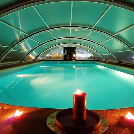 Holiday home Laguna Oasis: Comfortable Shared Pool Retreat