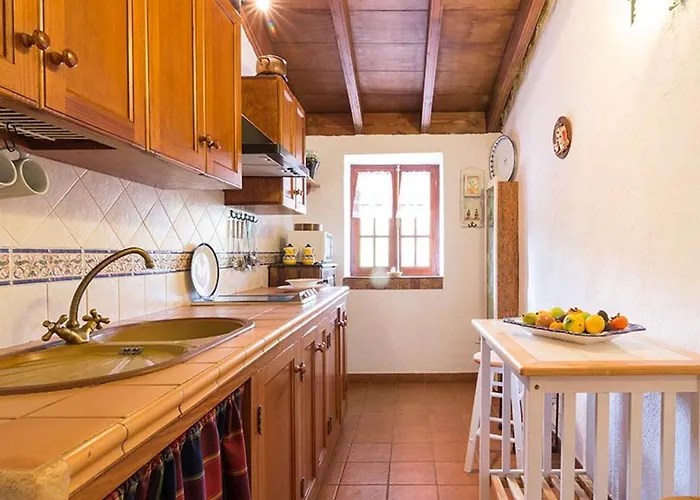 Semesterbostad Cozy House With Pool In San Cristobal De La Laguna, 70 M² *